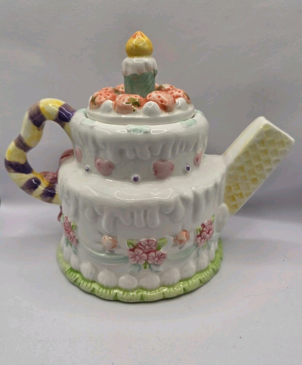 Heritage Mint Collectibles, Birthday Cake Teapot USED NOT FOOD SAFE Decorative